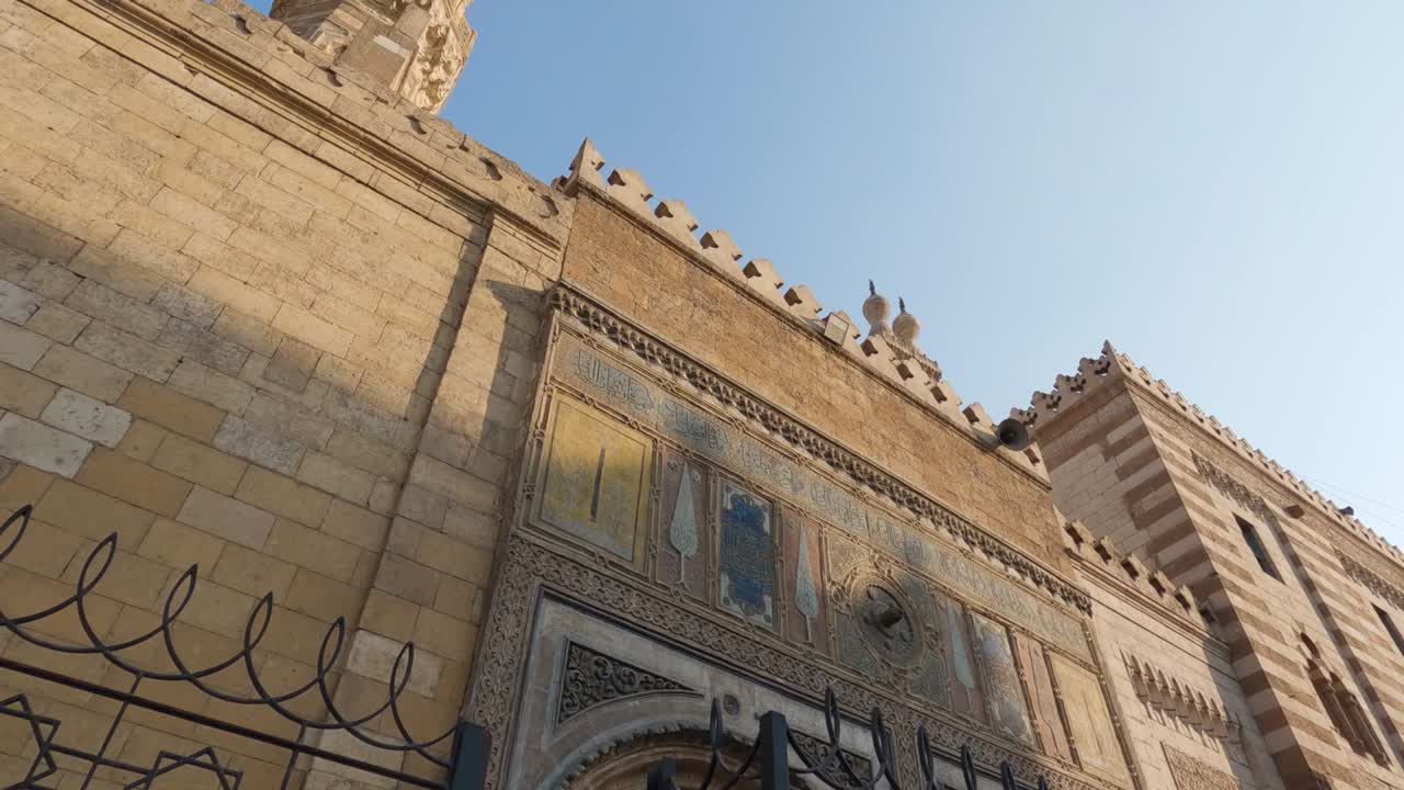 fachada de la mezquita al azhar, edificio islámico histórico en el cairo, egipto - vista de ángulo bajo