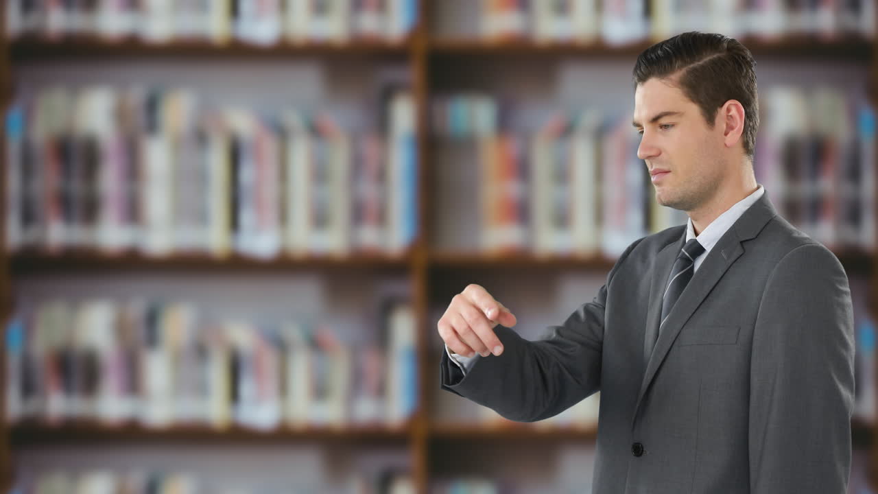 hombre de negocios usando una pantalla digital 4k