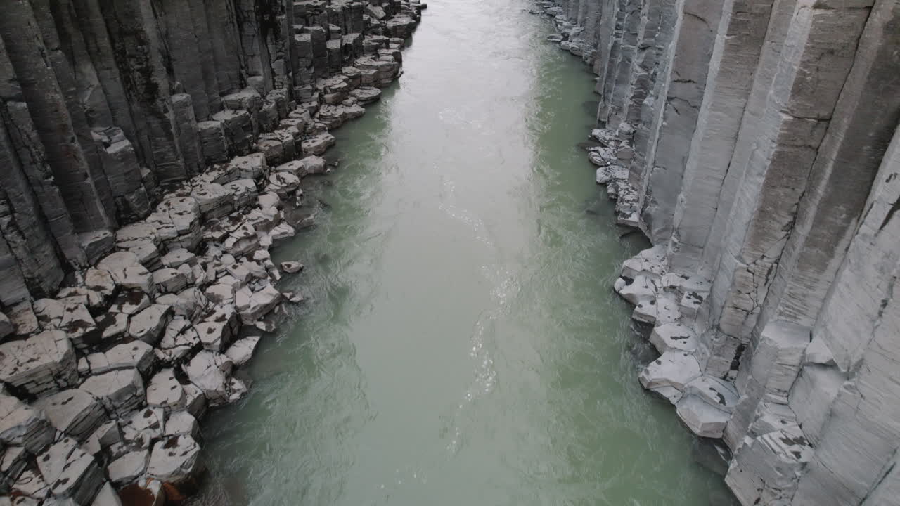 아이슬란드의 아름다운 스투드라길 협곡을 통해 위로 기울어진 드론 비행