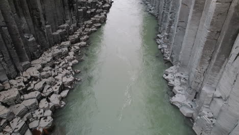 Drohnenflug-Mit-Neigung-Nach-Oben-Durch-Die-Wunderschöne-Studlagil-Schlucht-In-Island