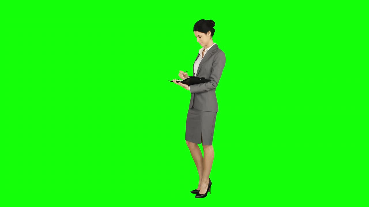 미소 짓는 사업가 여자가 일기를 쓰고 있습니다.