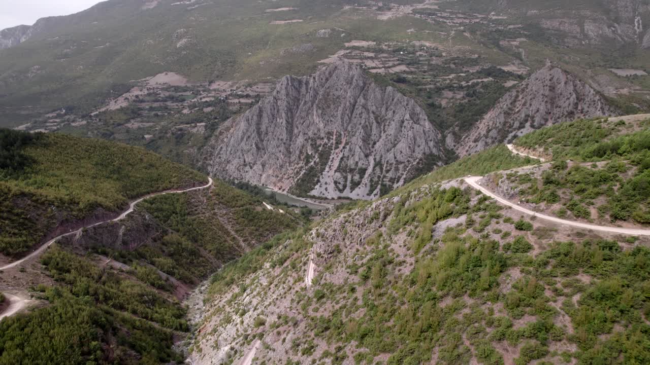 무인 항공기 비디오, 알바니아 kukes 카운티의 계곡 위로 전진하는 정면 비행기