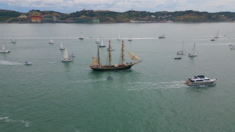 vista aérea puerto marino con barcos. muchos yates flotando mar profundo nublado