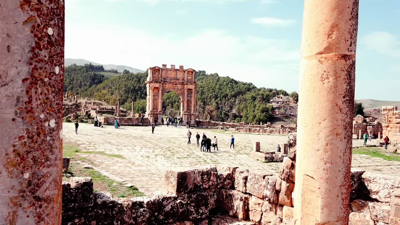 adéntrate en la historia con un cautivador recorrido por el yacimiento romano de djemila, con lugares destacados como el arco de caracalla y la casa de venus