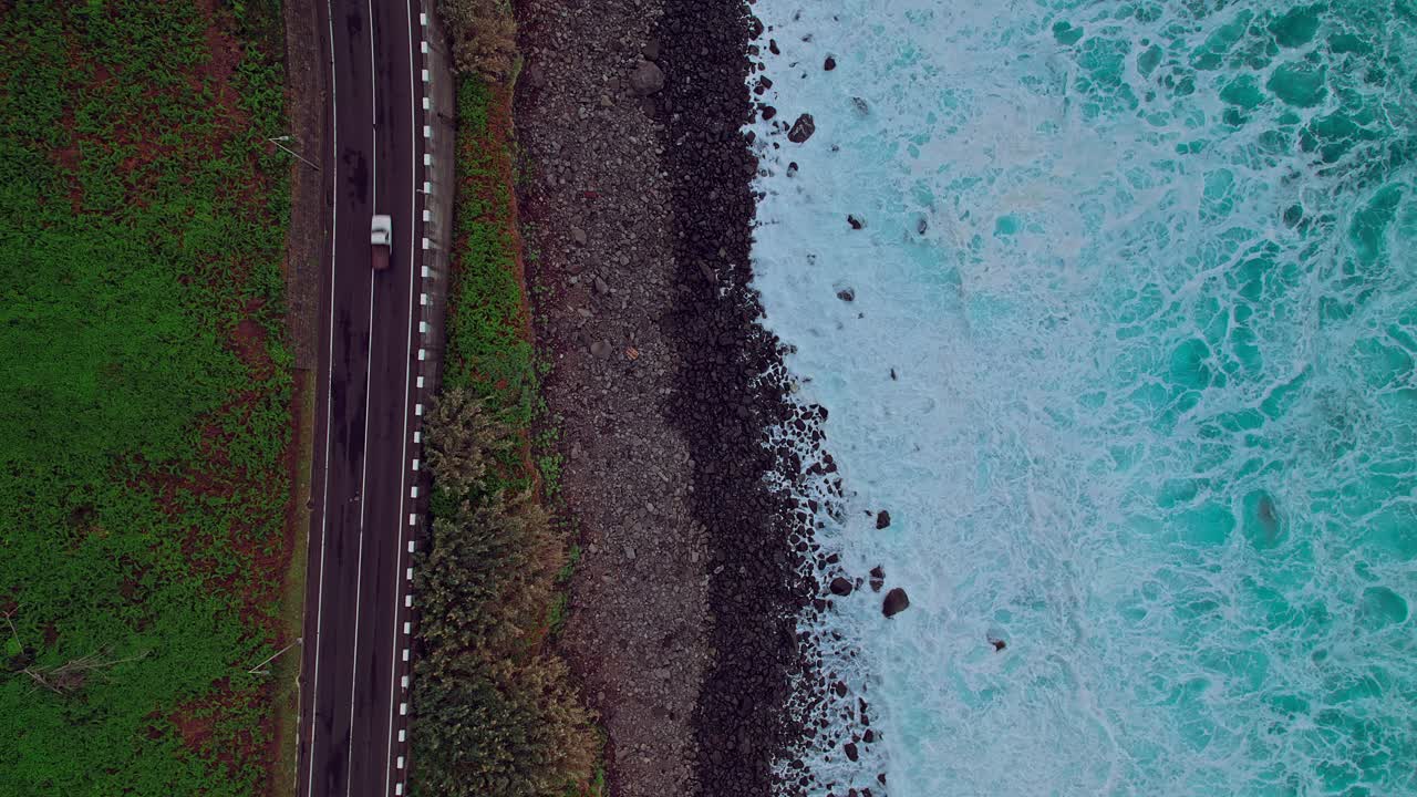 거친 해안선 근처의 도로 조감도