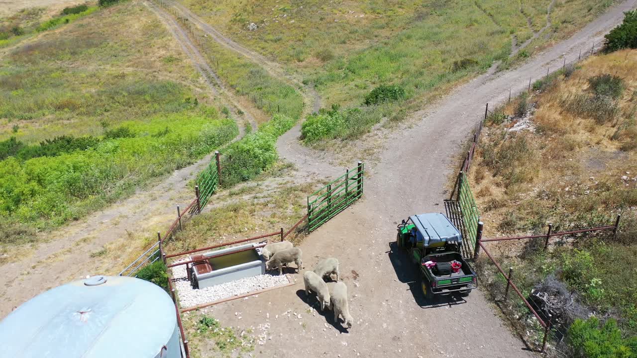 rancheros aéreos conducen atv a lo largo de la cima de un rancho en las montañas de santa ynez cerca de santa barbara california