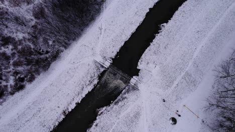 Breslauer-Park-Im-Wasserstaudamm-Der-Olawka-Flussbrücke-Im-Winter