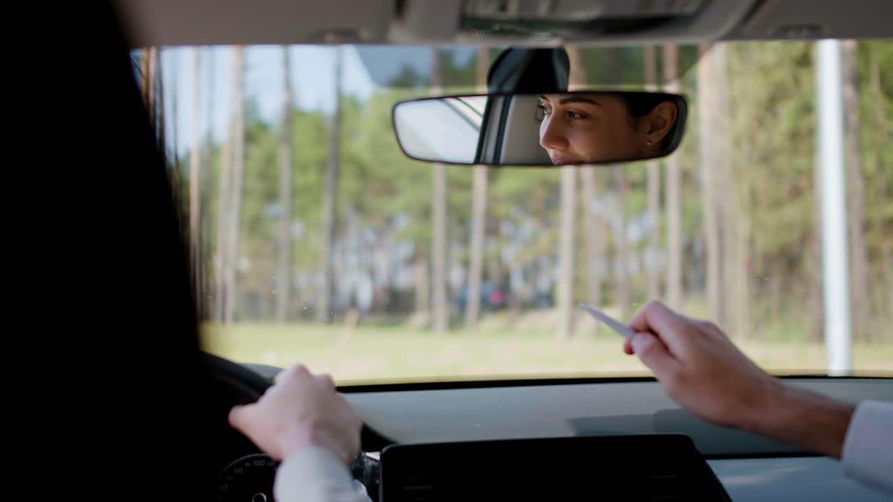 운전을 배우는 여자