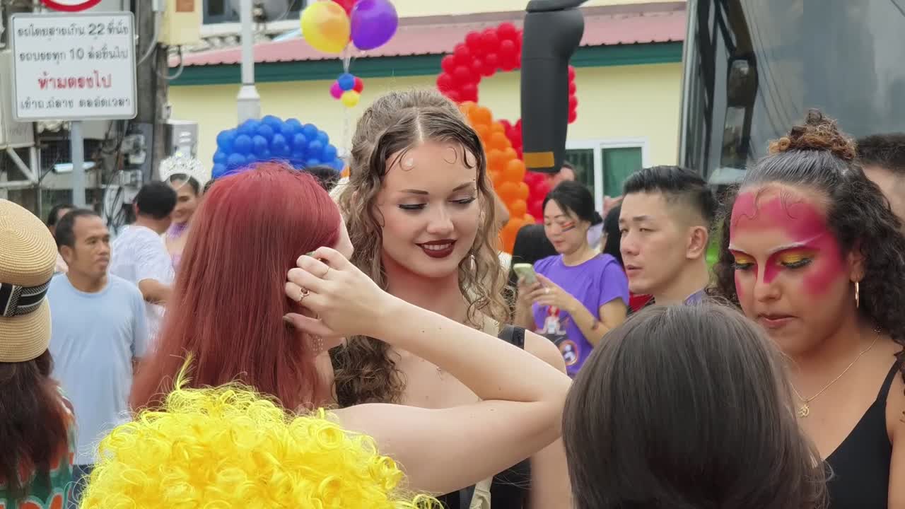 el desfile del orgullo lgbtq+ en tailandia