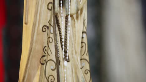 primer plano panorámico de la pequeña estatua de la virgen maría guardada en la mesa de la iglesia