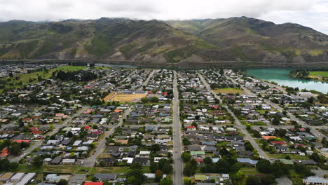 vista aérea do município de cromwell no lago dunstan no centro de otago, nova zelândia