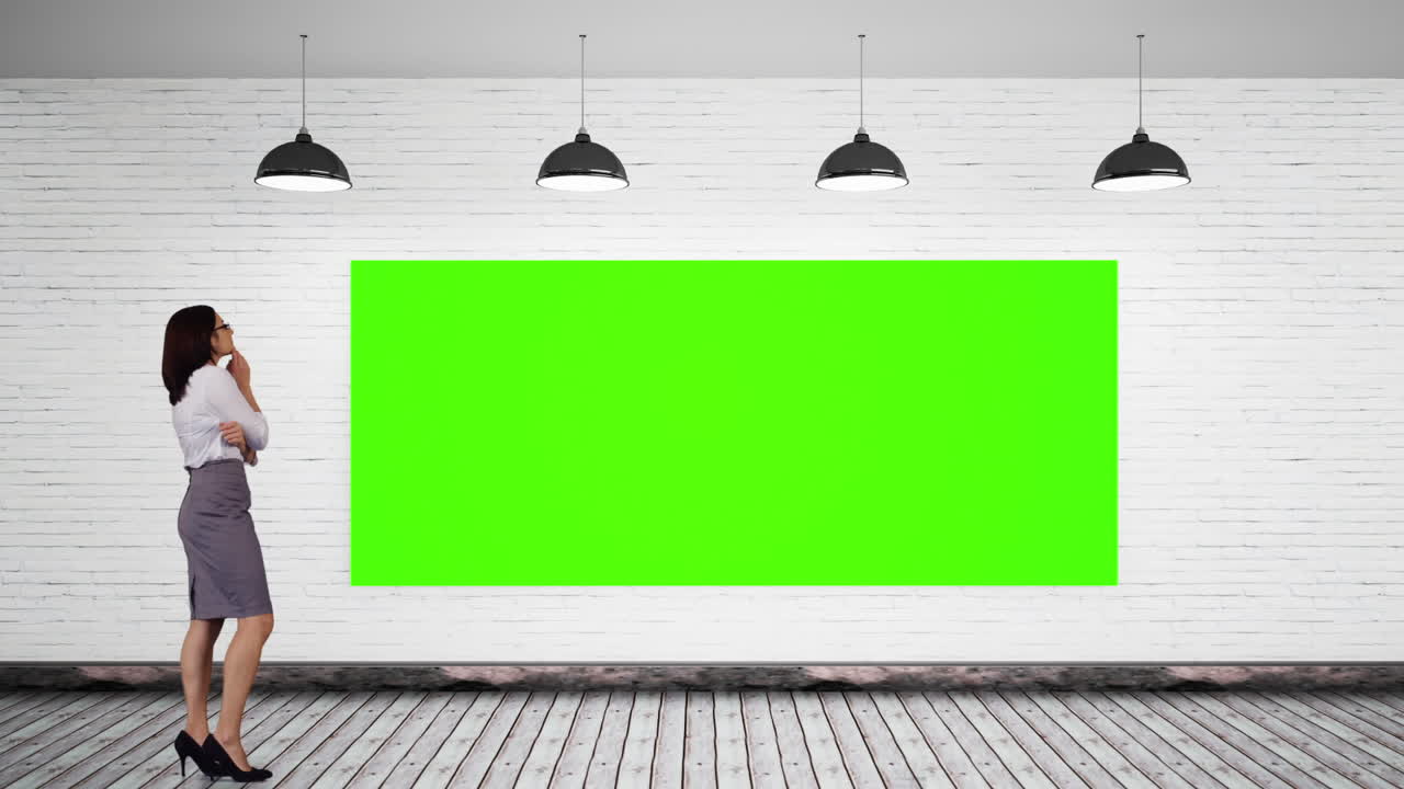 mujer de negocios mirando la pantalla verde