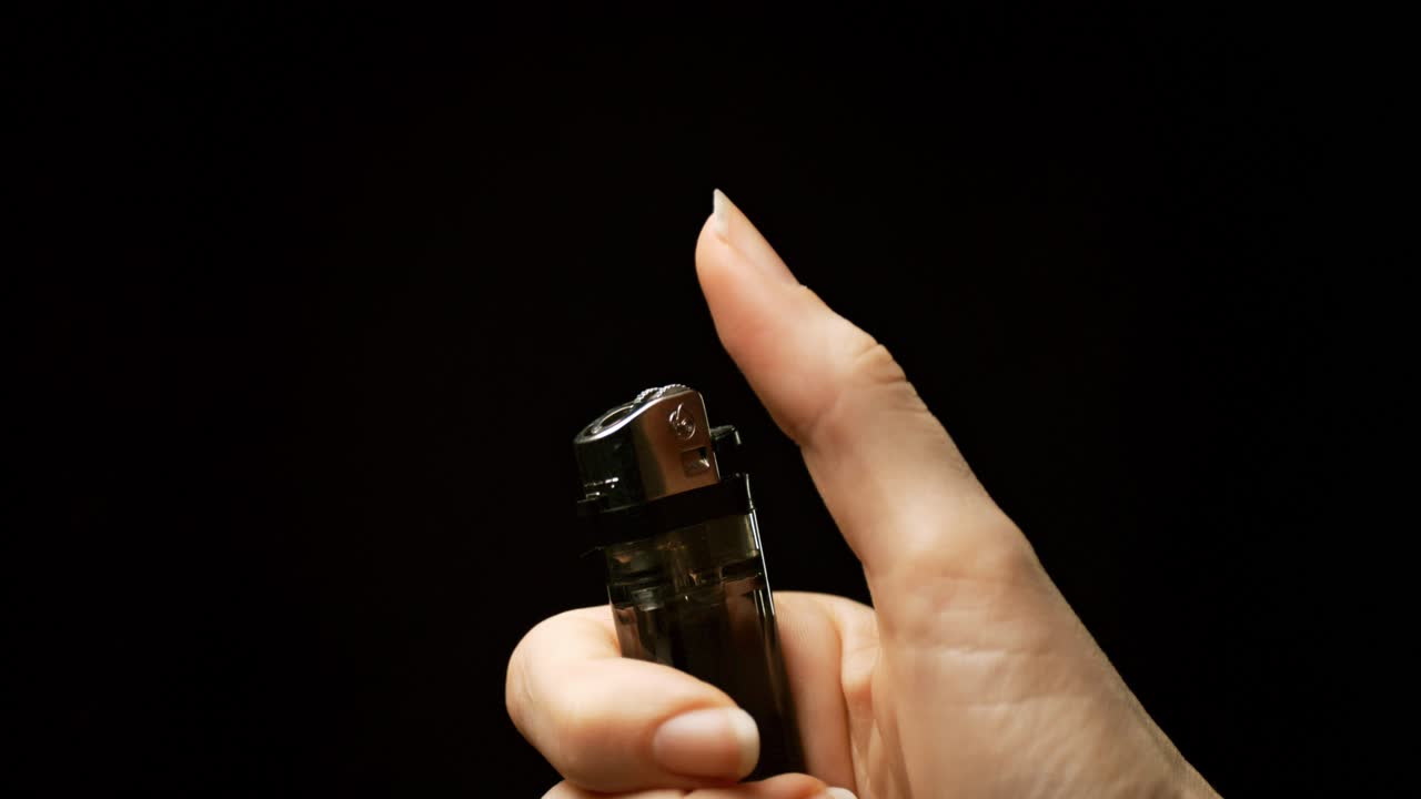 ignición a cámara lenta: experimente el momento encantador cuando una mano enciende hábilmente un encendedor, chispas y llamas capturadas en hipnotizante cámara lenta