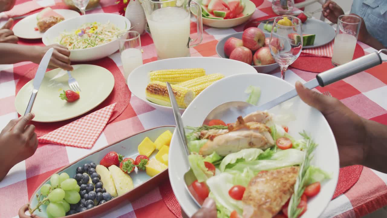 familia feliz comiendo juntos en la mesa