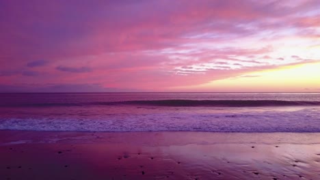 Hermosa-Toma-Aérea-Del-Océano-Al-Atardecer-O-Al-Amanecer-Cerca-De-Malibu-California