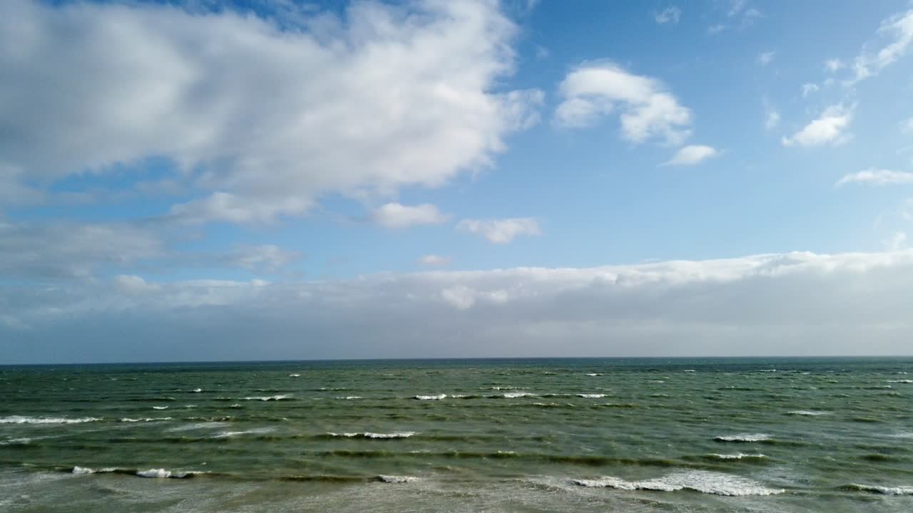 인도양의 구름과 파도의 시간 경과