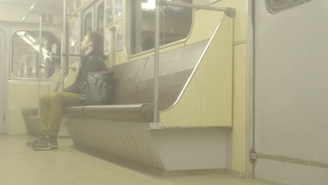 hombre sentado en un metro