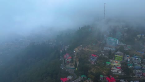 paisaje de darjeeling jardín de té y bucle de batasia vista aérea de darjeelling y tren de juguete darjeeling