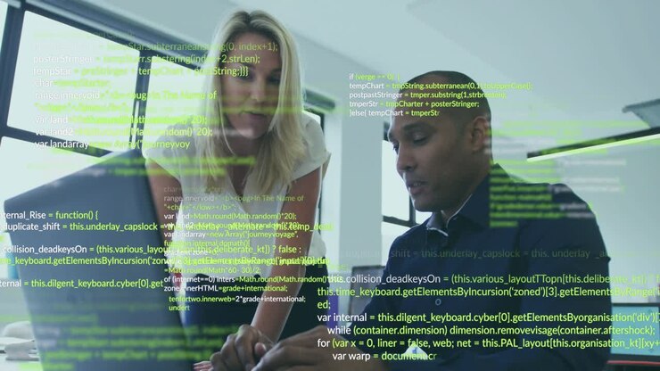 Mentor peger på bærbar computer og guider en udvikler, der skifter mellem at indtaste kode på en telefon med et overlay under en kodegennemgang.