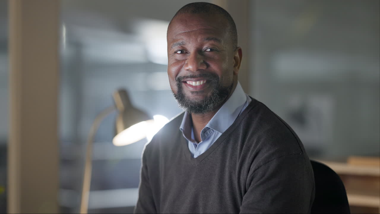 hombre, oficina y trabajo nocturno