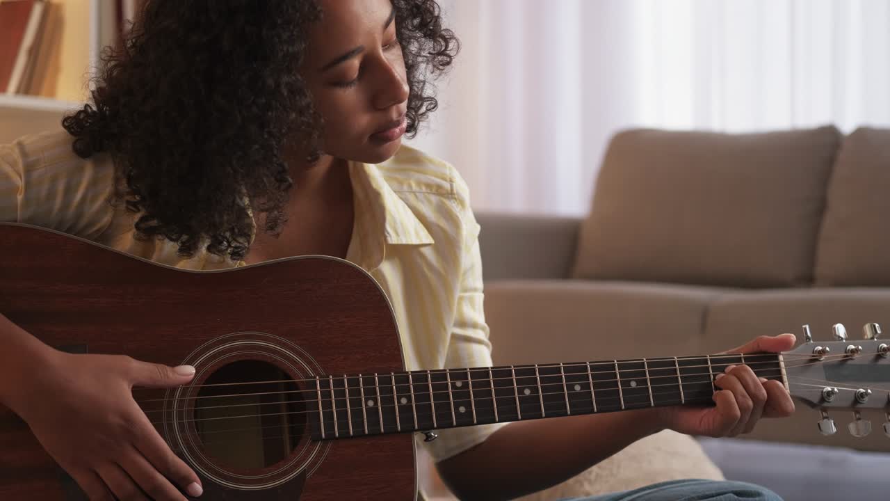 music practice guitar leisure woman chords home