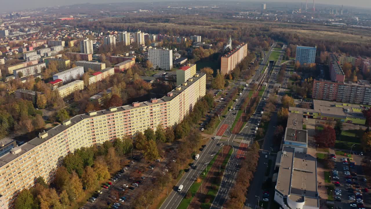 Съемка дроном сверху сбоку над пригородом Остравы летом.