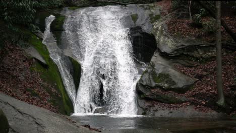 Widow&#39;s-Creek-Wasserfall-Im-Stone-Mountain-State-Park-In-North-Carolina-In-Zeitlupe-Aufgenommen