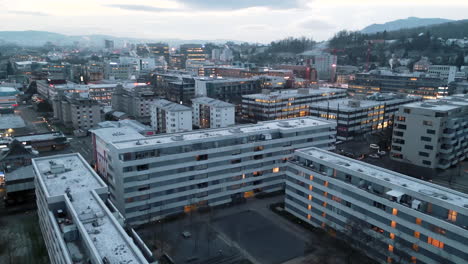 Geradeausflug-über-Ein-Stadtgebiet-Mit-Eingeschalteter-Heller-Innenbeleuchtung-Des-Gebäudes