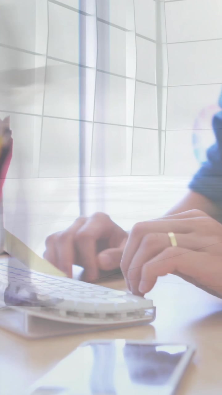 Animazione di connessioni su mani e di connessioni multimediali su scie.