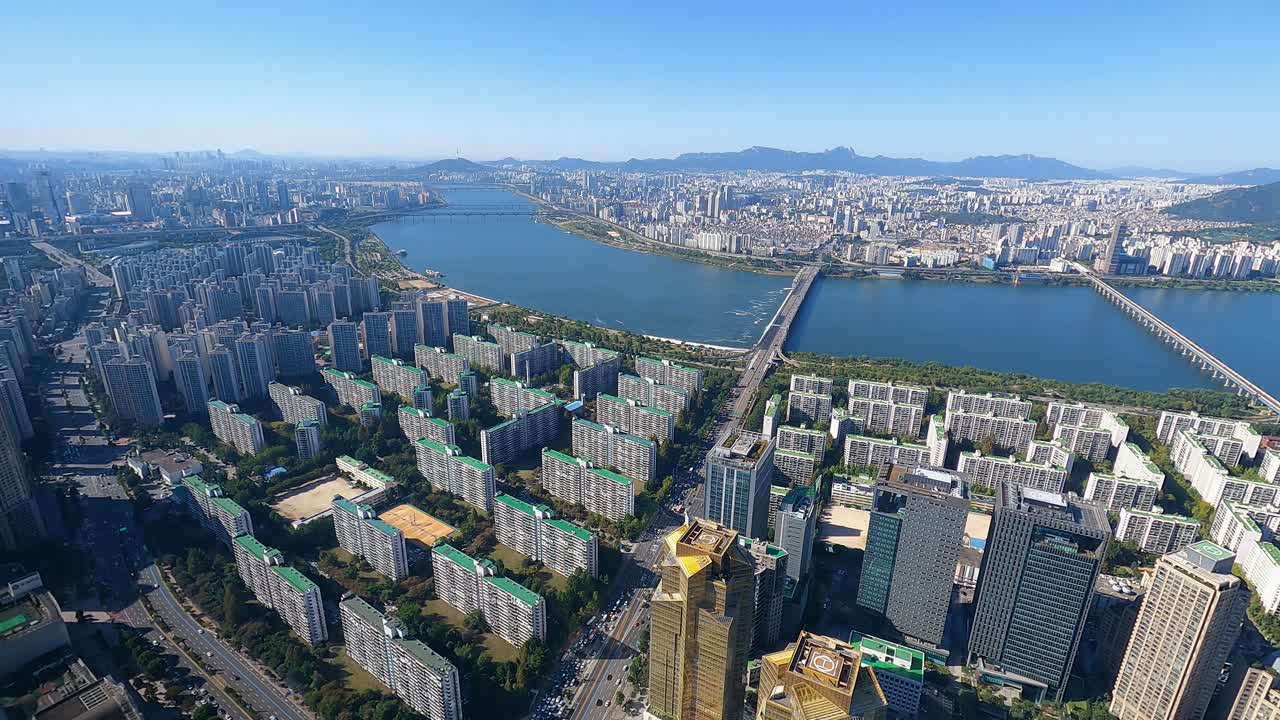 한국 서울의 한강을 가로지르는 고속도로와 교량에 차량이 있는 서울 시내 스카이라인의 하이퍼랩스 또는 타임랩스 공중 정적 탁 트인 전망
