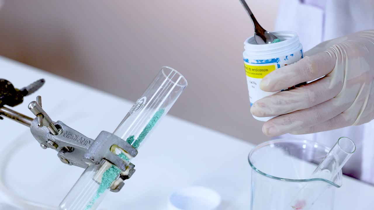 demostración de una reacción química en un entorno de laboratorio