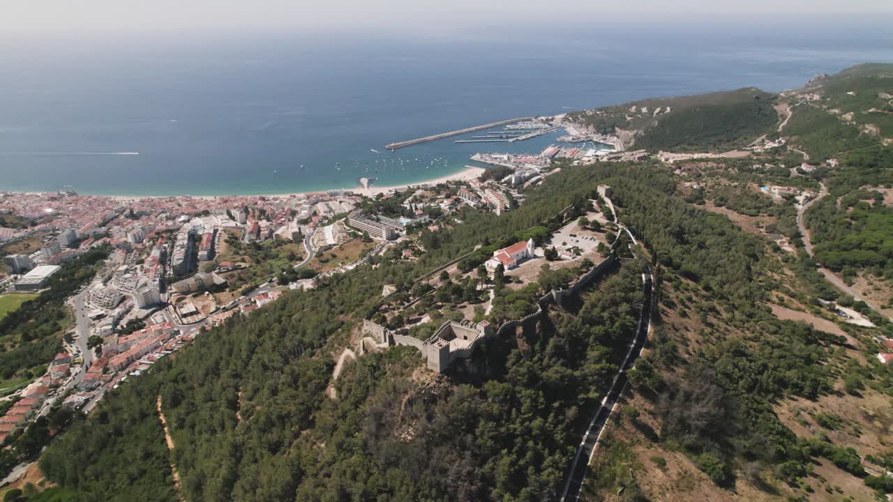 성벽 안의 산타 마리아 도 카스텔로 (santa maria do castelo) 와 세시브라 (sesimbra) 해안 마을 (coastal village) 을 배경으로 한 공중 도