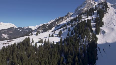 vuelo de drones sobre algunas montañas alpinas