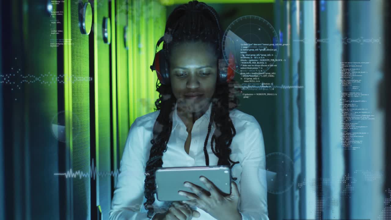 IT-ingeniør tapper på tablet og sikrer systemets ydeevne med bølgeform-diagrammer i et datacenter.