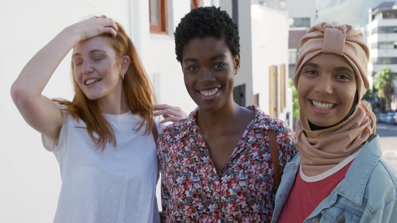 젊은 성인 여성 친구들이 함께 어울리고 있습니다.