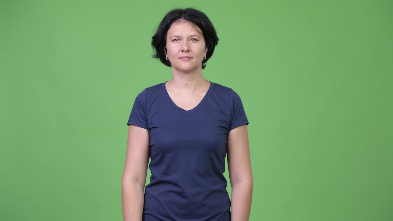 짧은 머리카락을 가지고 있는 아름다운 여자