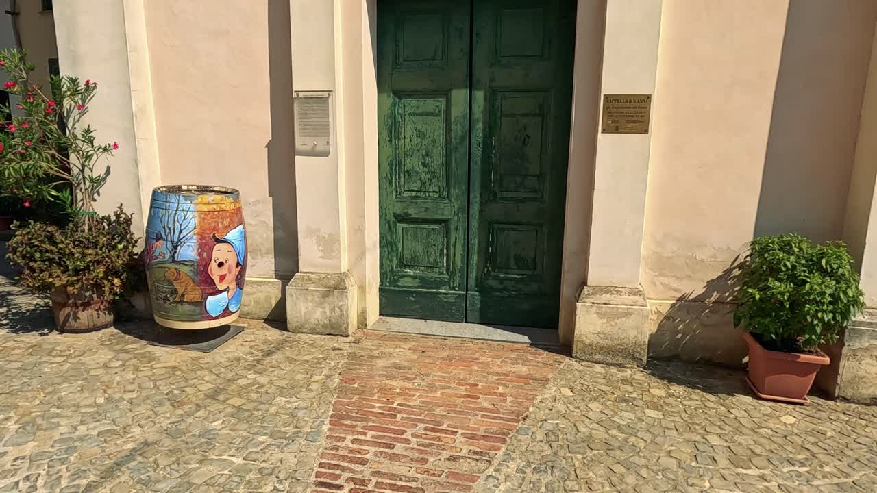 una vista detallada de la fachada de un edificio