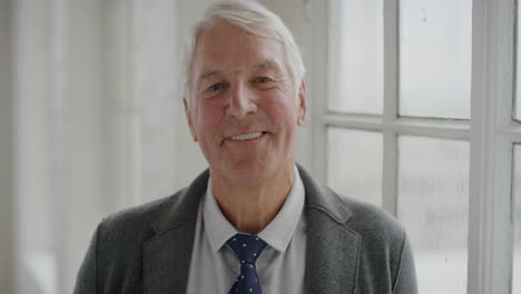 Retrato-De-Un-Anciano-Caucásico-Sonriendo-Disfrutando-Del-éxito-Mirando-La-Cámara-En-El-Fondo-De-La-Habitación-Del-Apartamento-Hombre-De-Negocios-Senior-Jubilación-Cámara-Lenta