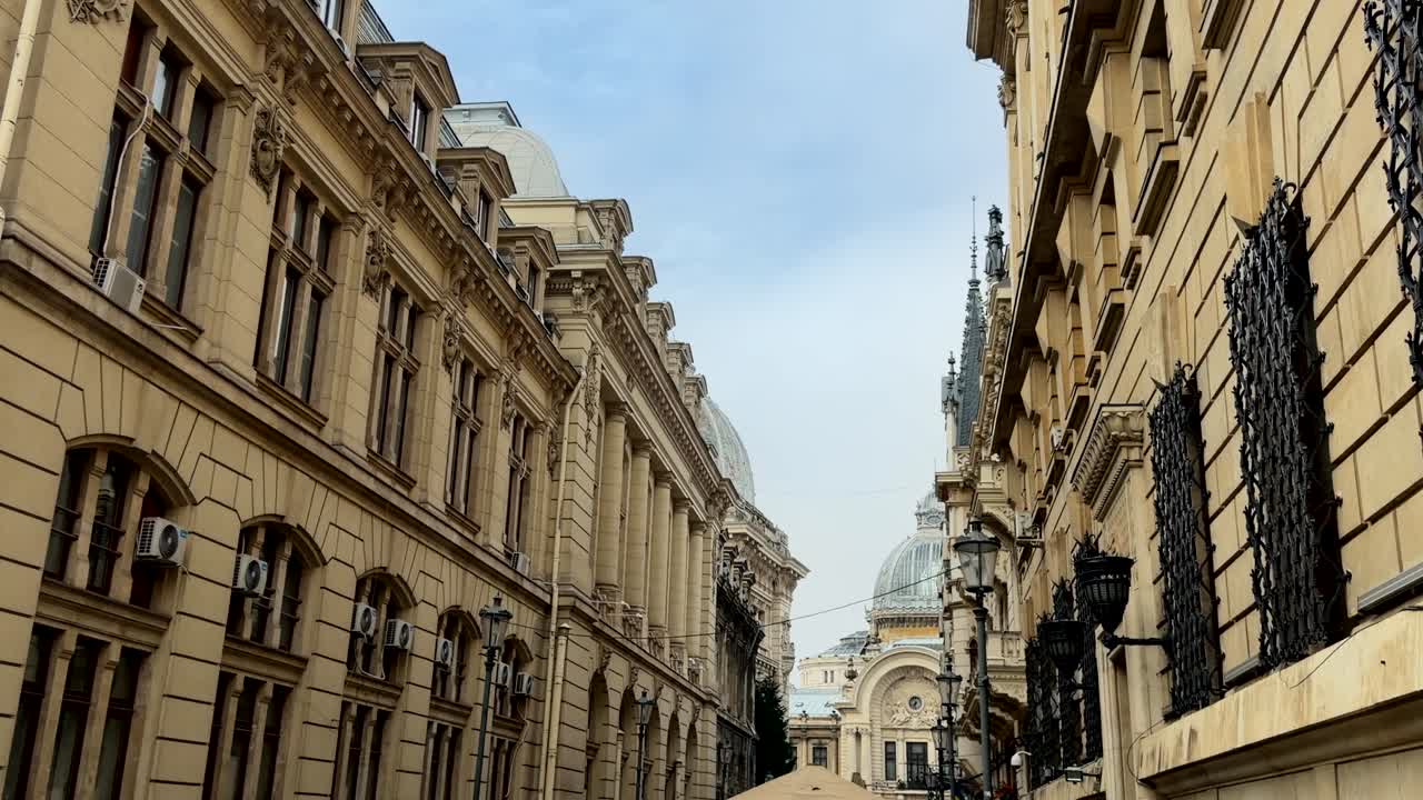 화려한 역사적 건물과 돔으로 둘러싸인 부쿠레슈티 구시가지 거리
