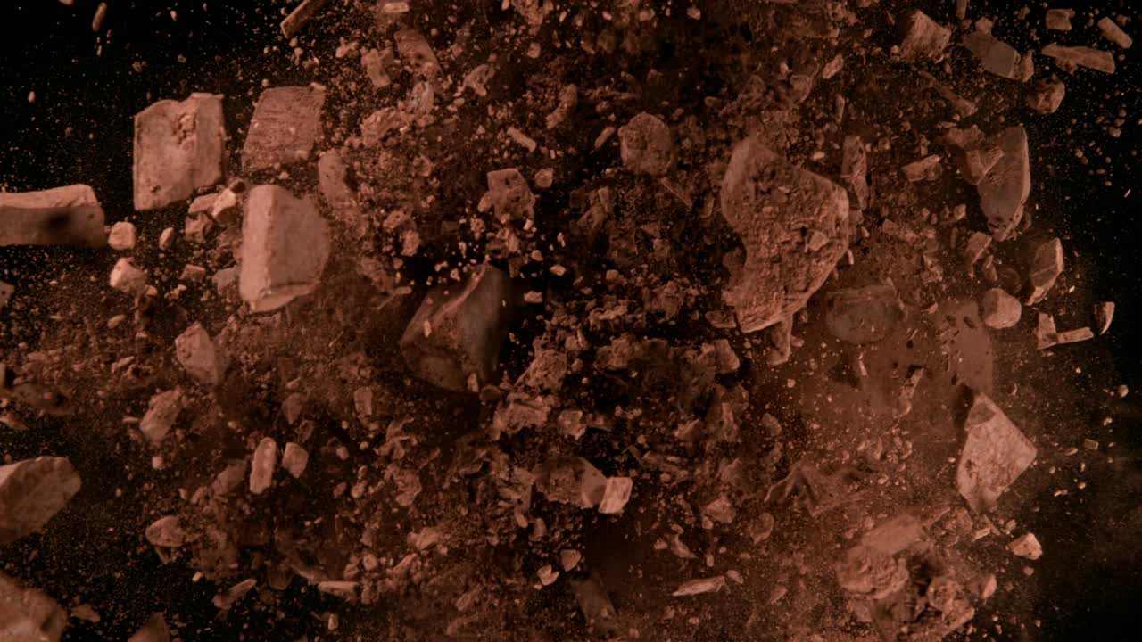 검은색 배경에 생 초콜릿 조각의 회전 그룹의 슈퍼 느린 모션.