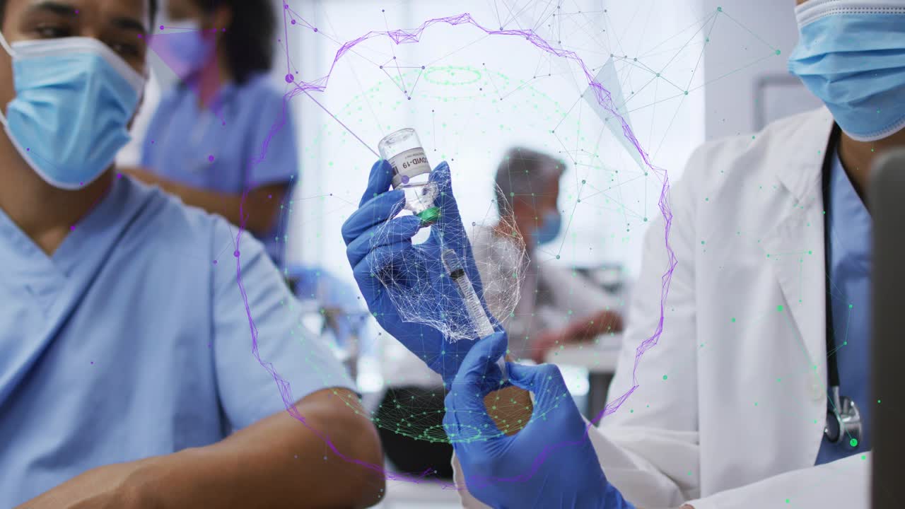 Mani di un medico prelevano una dose da una fiala dopo l'inserimento, mentre una rete pulsa intorno alle mani.