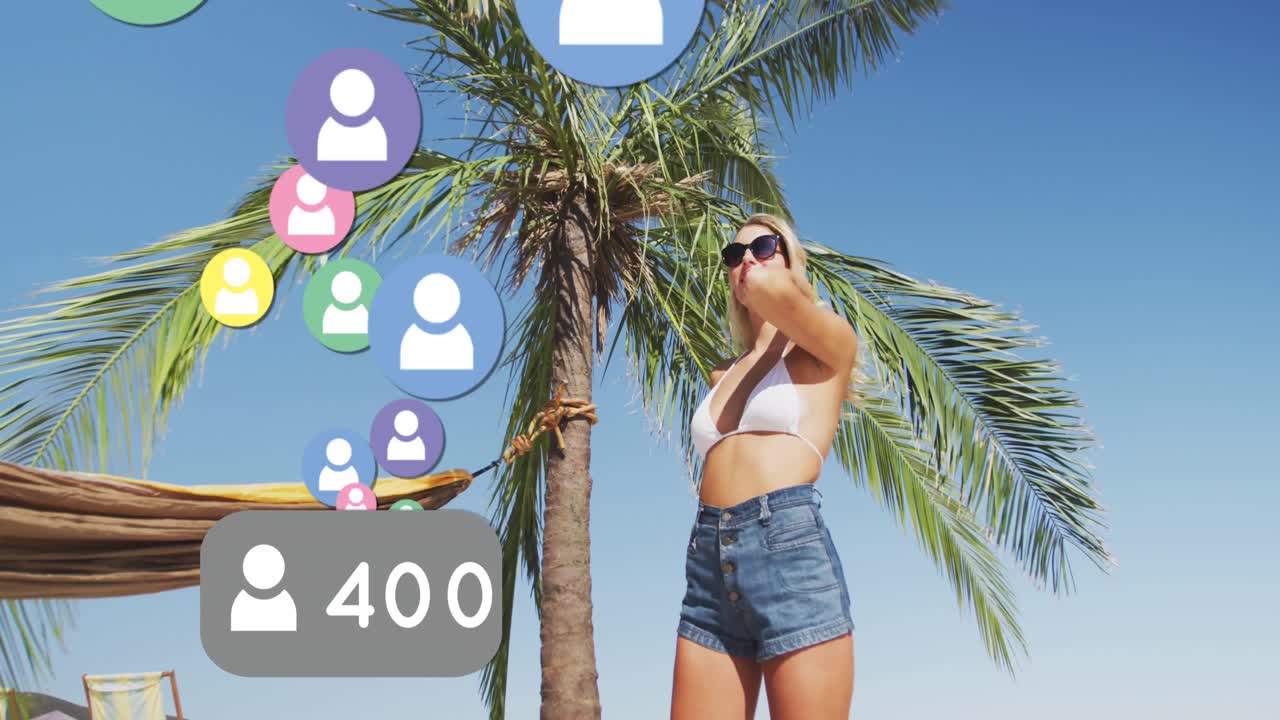 iconos de perfil con números crecientes contra la mujer caucásica ajustando su cabello en la playa