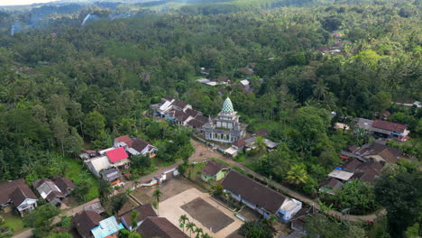 la motocicleta pasa por un pueblo montañoso cerca de licin banyuwangi, indonesia.