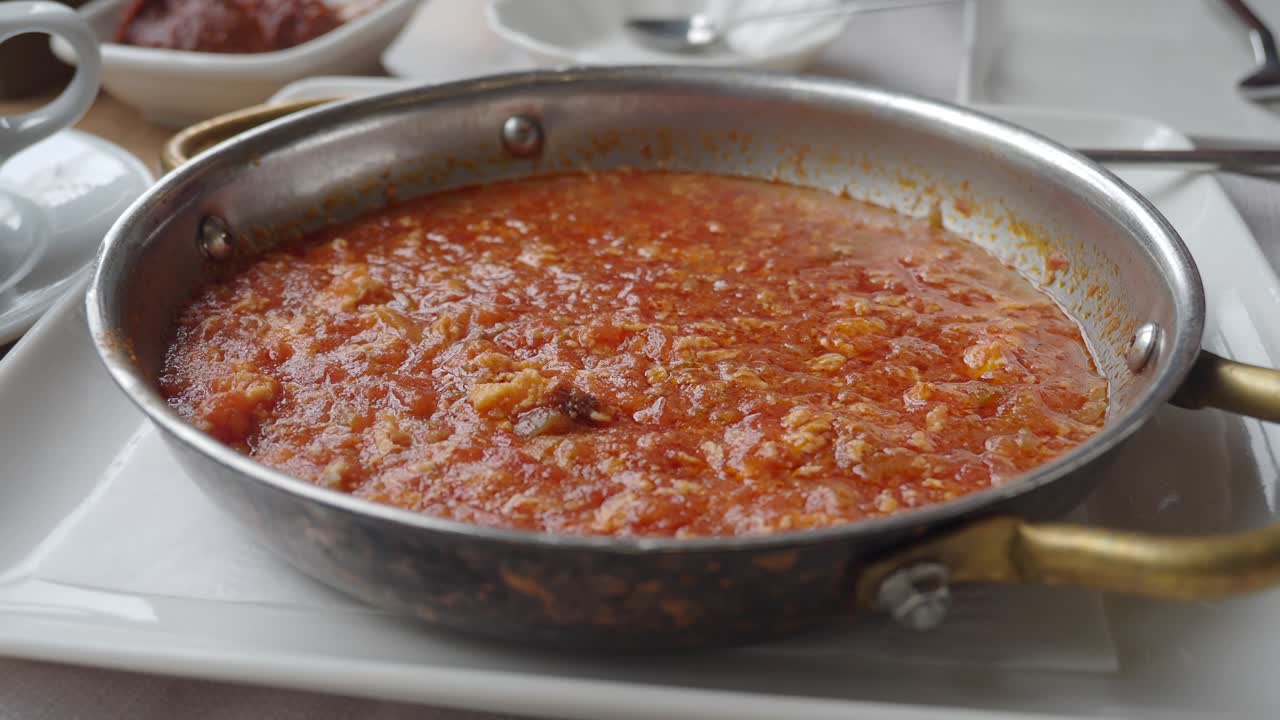 menemen turco es un plato para el desayuno.