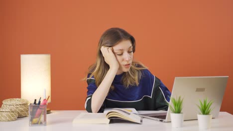 la joven que se quedó dormida frente a una computadora portátil.