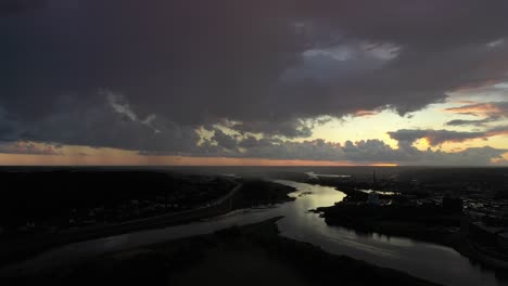 Kaunas-Altstadt.-Drohnen-Luftbild.-Dramatischer-Sonnenuntergang