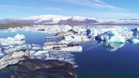 冰山在冰島的冰川湖 (jokulsarlon glacier lagoon) 中的冰山