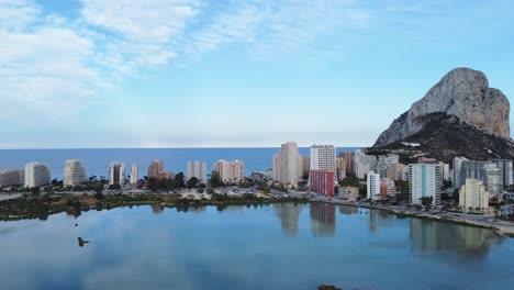 Kamerawagenbewegung-Des-Sees-Les-Salines-Im-Vordergrund-Und-Des-Naturparks-Penyal-D&#39;ifac-Im-Hintergrund,-Calp,-Alicante,-Spanien