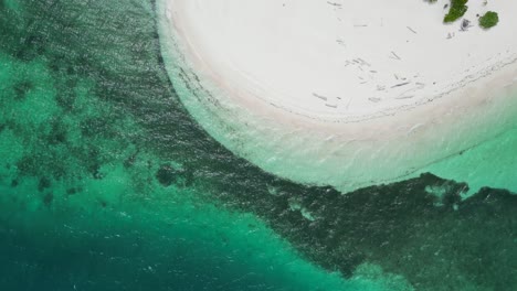 aguas azules profundas y arrecife costero de la isla de patongong, balabac y banca en la costa