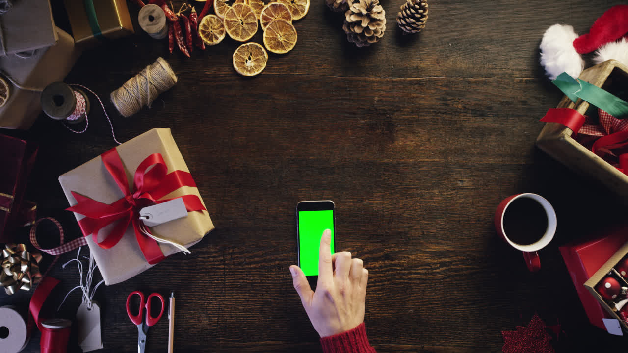 vista superior manos usando pantalla táctil smartphone tableta regalos de navidad compras en línea mesa desde arriba - dragón épico rojo